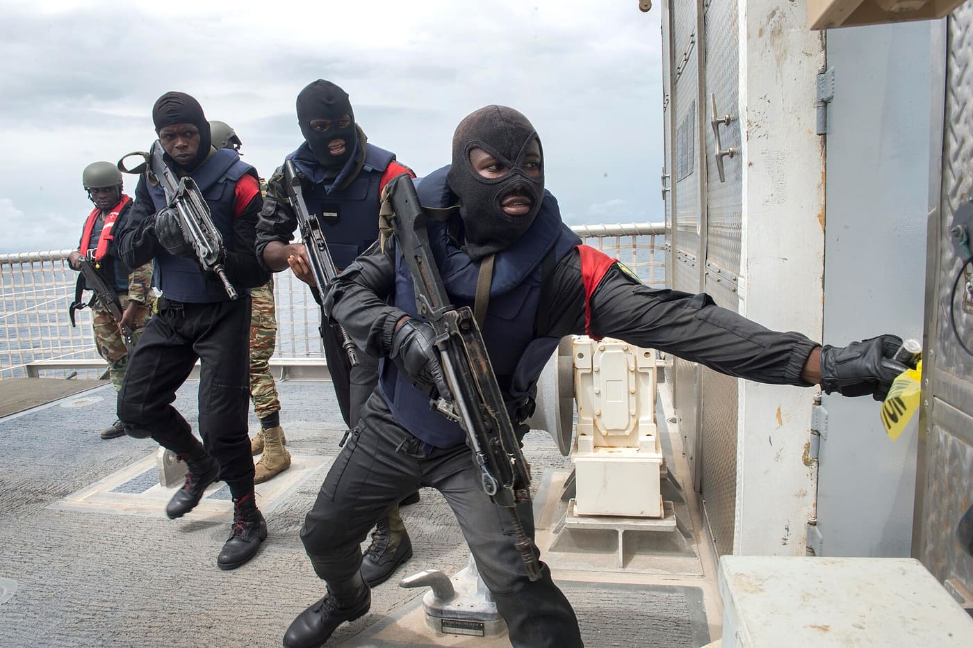 Gendarmes et marins gabonais lors d'un exercice d'abordage à bord d'un navire