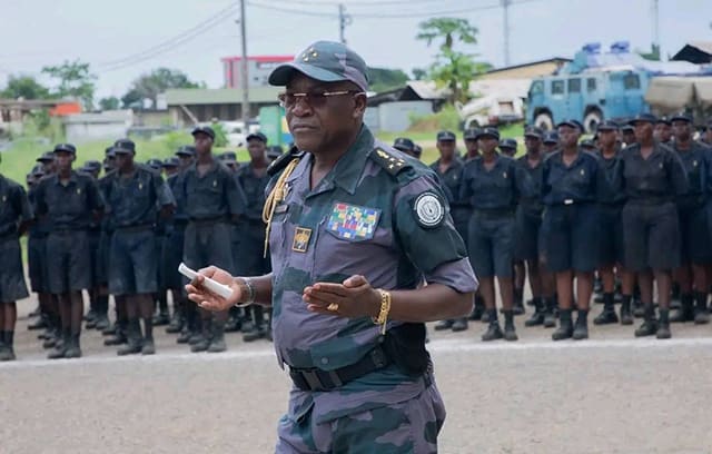 Un officier s'adresse à une unité de gendarmes en rang lors de l'incorporation des recrues