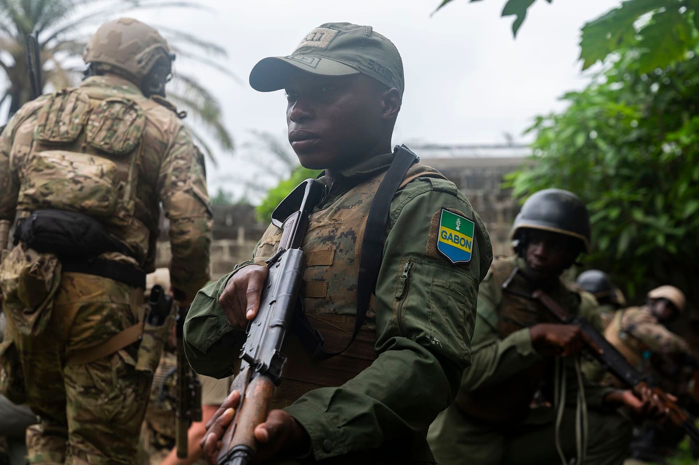 Gendarme portant l'écusson Gabon à la grenade enflammée