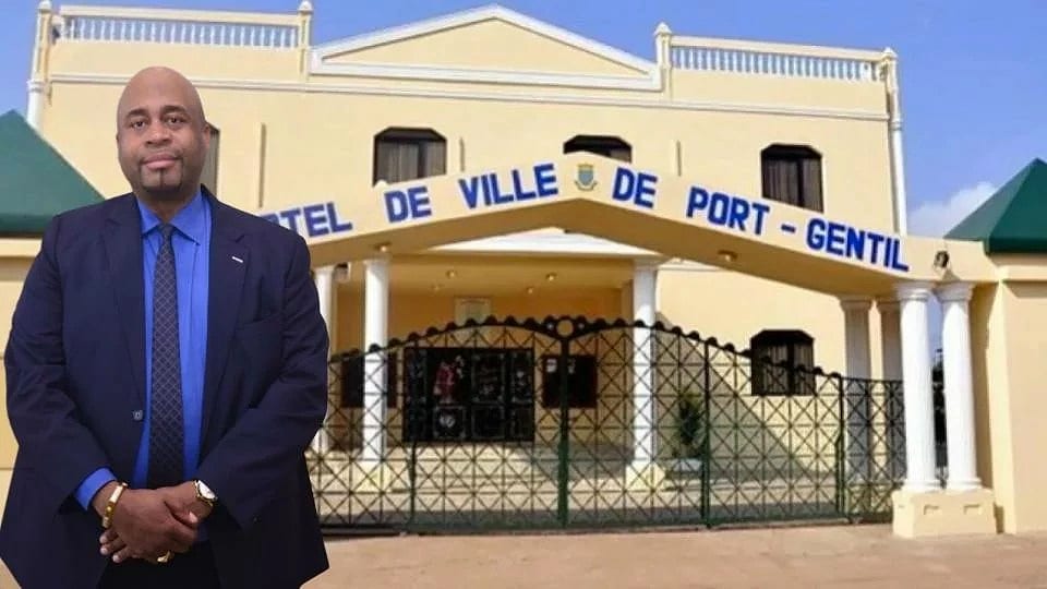 Le maire devant l'hôtel de ville